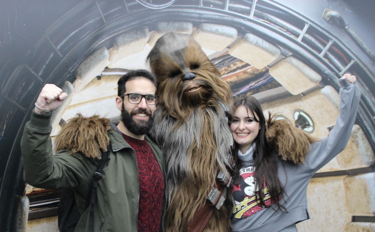 Silvia y José María con Chewbacca